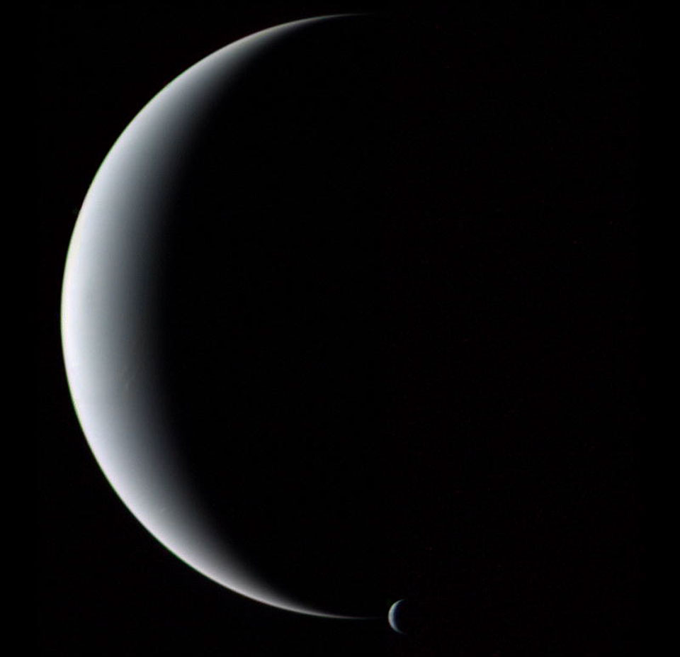14 de abril de 2013: Neptuno y Tritón Crecientes Neptuno y Tritón Crecientes