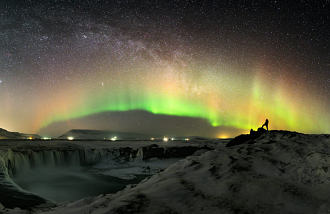 Click en la imagen para verla más grande La Cascada y el Mundo de Noche