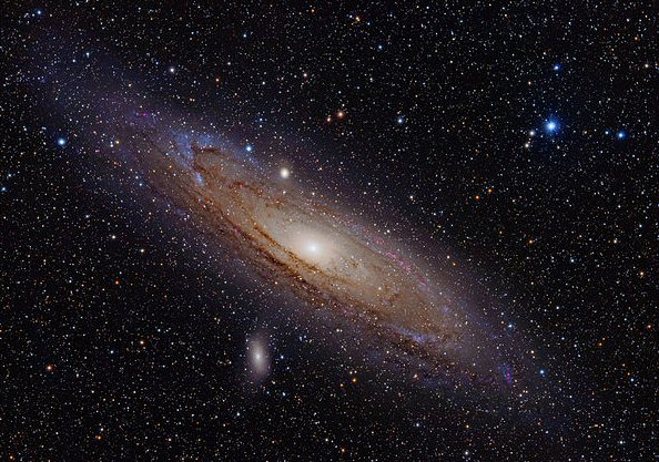 Con prismáticos podemos ver la bella Galaxia de Andrómeda, también llamada M31. Con prismáticos podemos ver la bella Galaxia de Andrómeda, también llamada M31.