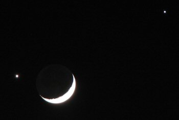 Conjunción planetaria: la Luna, Venus a la izquierda y Júpiter a la derecha. Conjunción planetaria: la Luna, Venus a la izquierda y Júpiter a la derecha.
