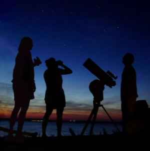 Disfrutaremos más de la astronomía si la compartimos con otros aficionados. Disfrutaremos más de la astronomía si la compartimos con otros aficionados.