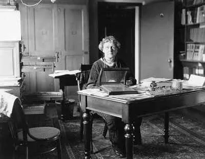 Annie Jump Cannon en su despacho en el Observatorio Annie Jump Cannon