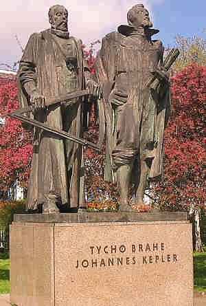Estatua de Tycho Brahe, a la izquierda, y Johannes Kepler