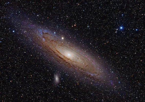 Con prismáticos podemos ver la bella Galaxia de Andrómeda, también llamada M31.