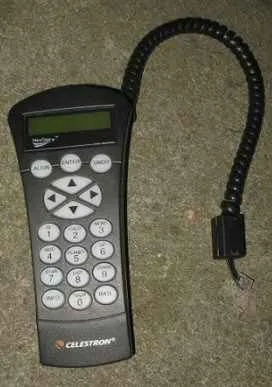 Tras alinear el telescopio buscamos en la base de datos el objeto que queremos ver. Tras alinear el telescopio buscamos en la base de datos el objeto que queremos ver.