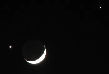 Conjunción planetaria: la Luna, Venus a la izquierda y Júpiter a la derecha.