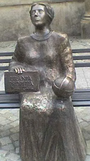 Estatua de Maria Cunitz sentada en un banco, en Swidnica (Polonia) Maria Cunitz