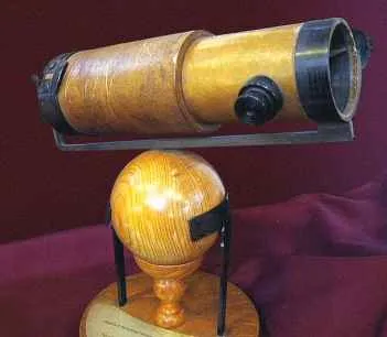 Replica del segundo modelo de un telescopio reflector que construyó Isaac Newton Telescopio reflector