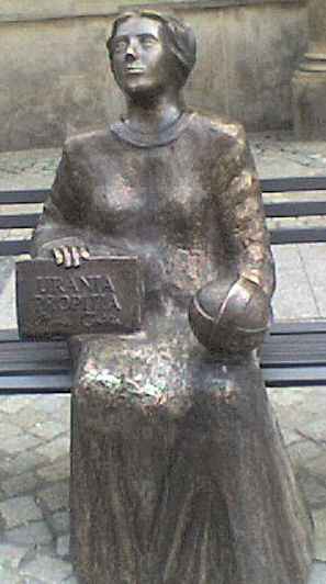Estatua de Maria Cunitz sentada en un banco, en Swidnica (Polonia) Maria Cunitz