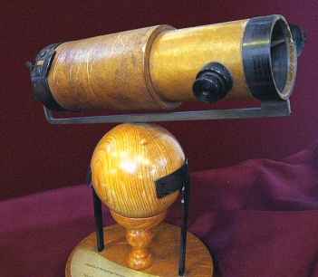 Replica del segundo modelo de un telescopio reflector que construyó Isaac Newton Telescopio reflector