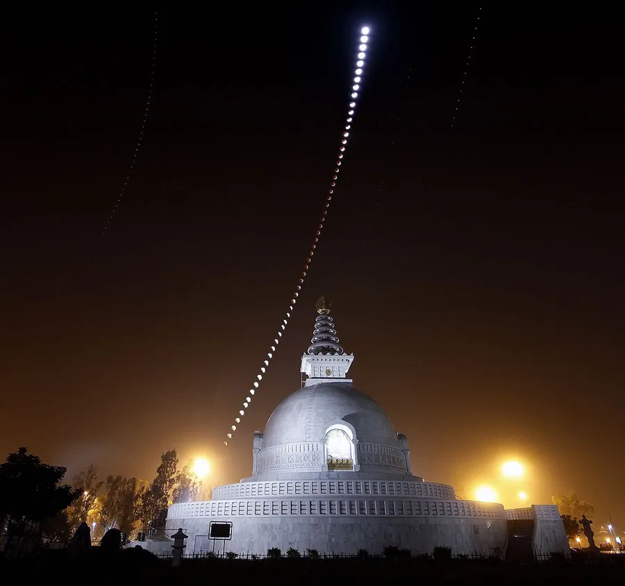 Un eclipse lunar sobre una pagoda de la paz en la India