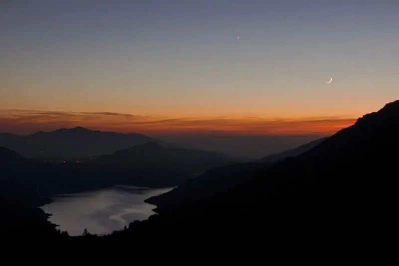 Luna joven se encuentra con la estrella del atardecer