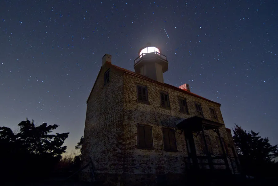 Un faro y un meteoro