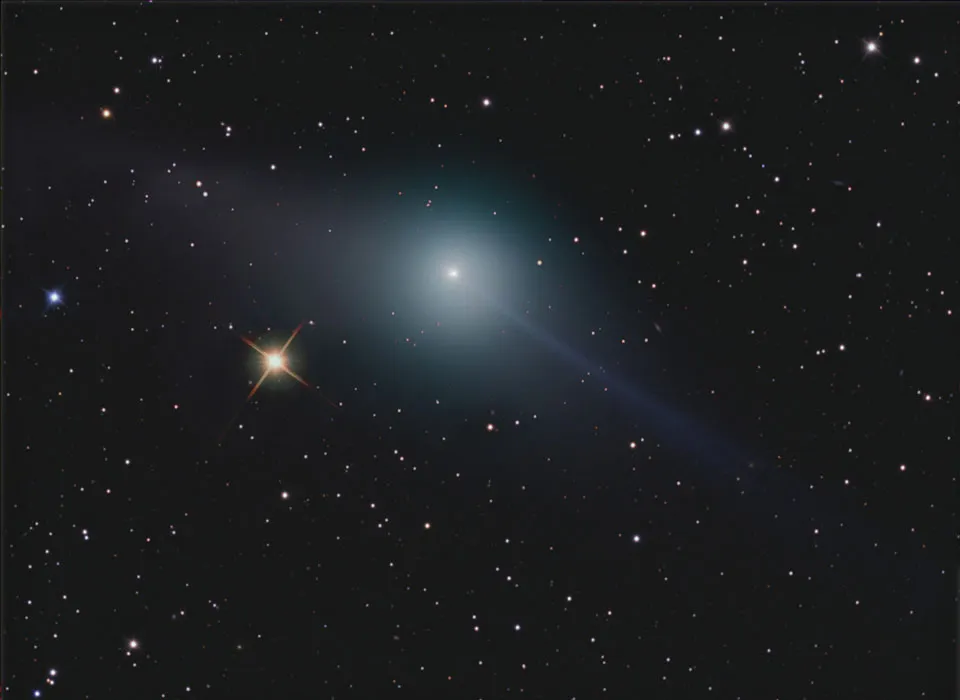 Las Colas Opuestas del Cometa Garradd