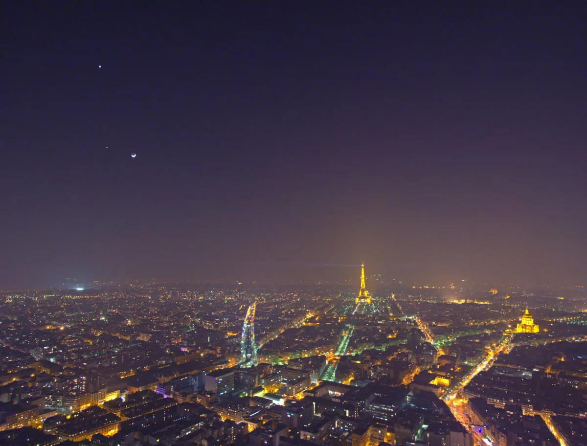 El Cielo Nocturno de la Ciudad de las Luces