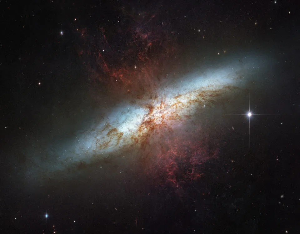 El Viento Supergaláctico de M82, la Galaxia del Cigarro