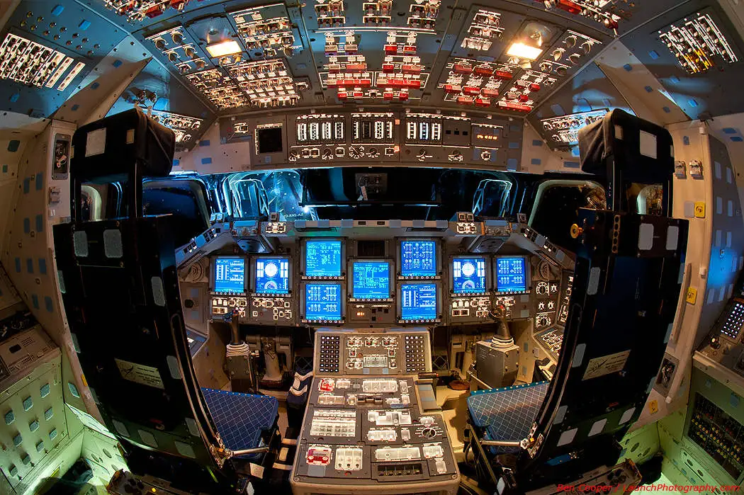 La cabina de mando del transbordador espacial Endeavour