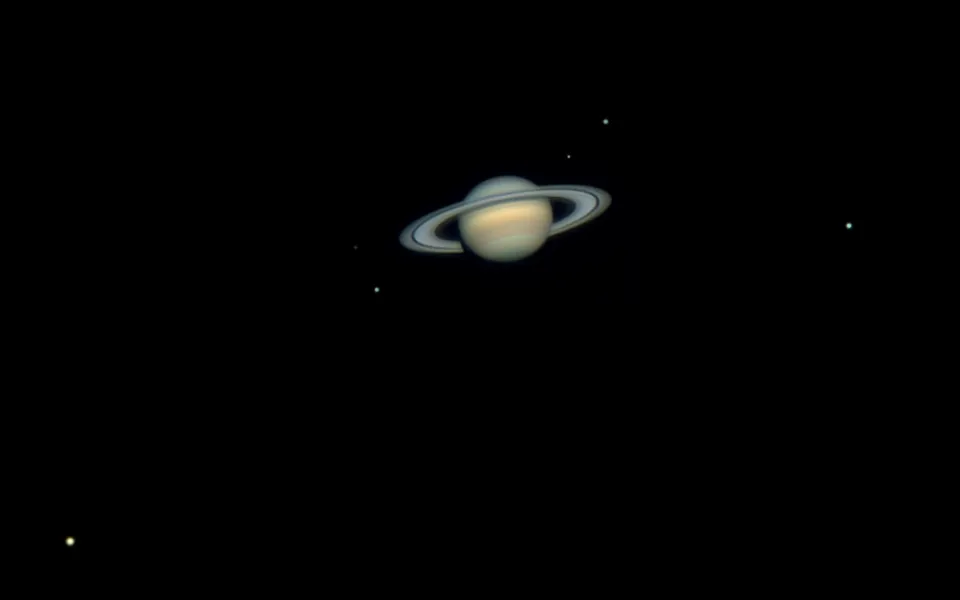 Saturno junto con seis de sus lunas