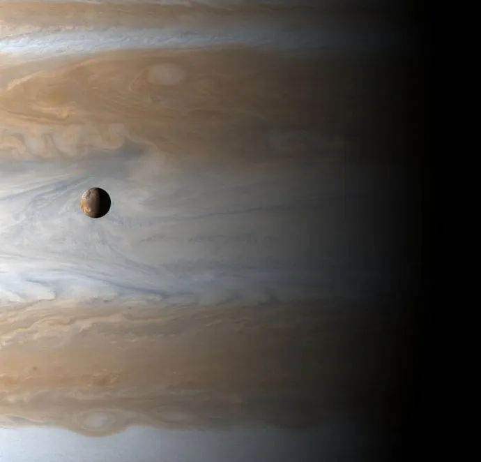 La Luna Io junto, con Júpiter