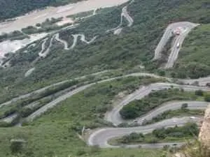 Las curvas son una de las causas del mareo del viajero Las curvas causan el mareo del viajero