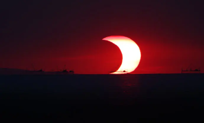 Un Eclipse Solar Parcial sobre la Bahía de Manila