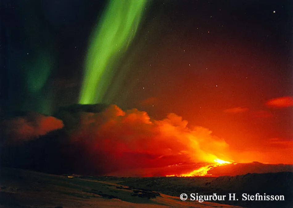 Volcán y Aurora en Islandia