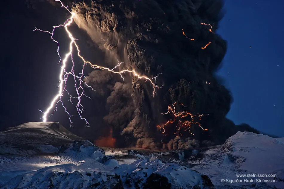 Cenizas y Rayos sobre un Volcán Islandés