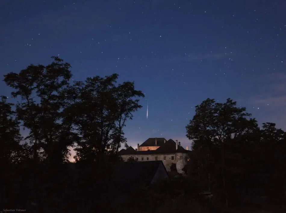 Una Perseida sobre el Castillo Albrechtsberg