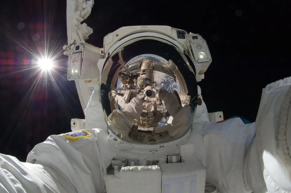 Autorretrato de un Astronauta en Órbita