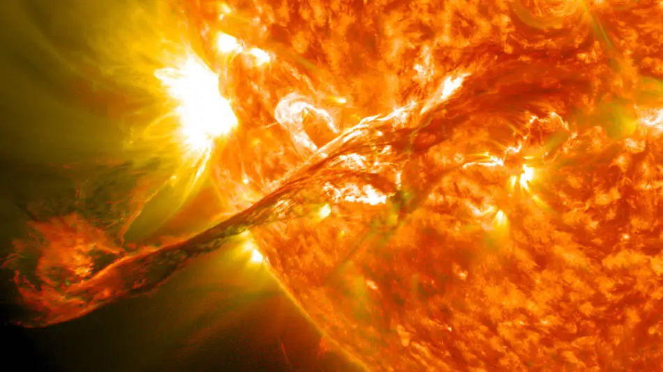 Un filamento solar entra en erupción
