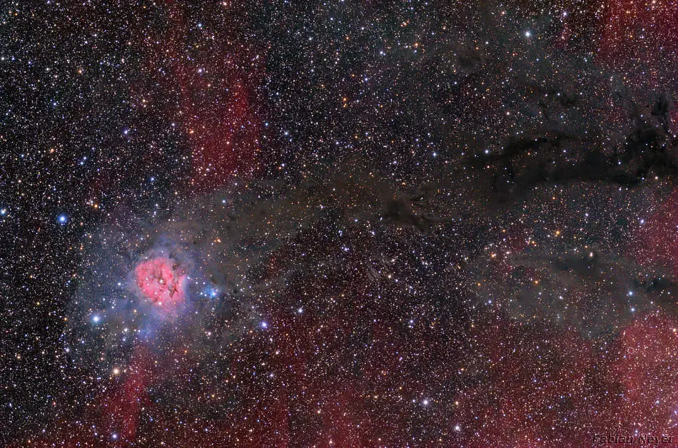 La Nebulosa del Capullo de campo amplio