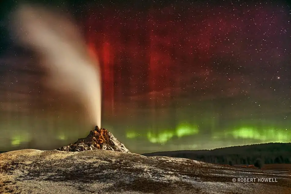 Aurora sobre el Géiser White Dome