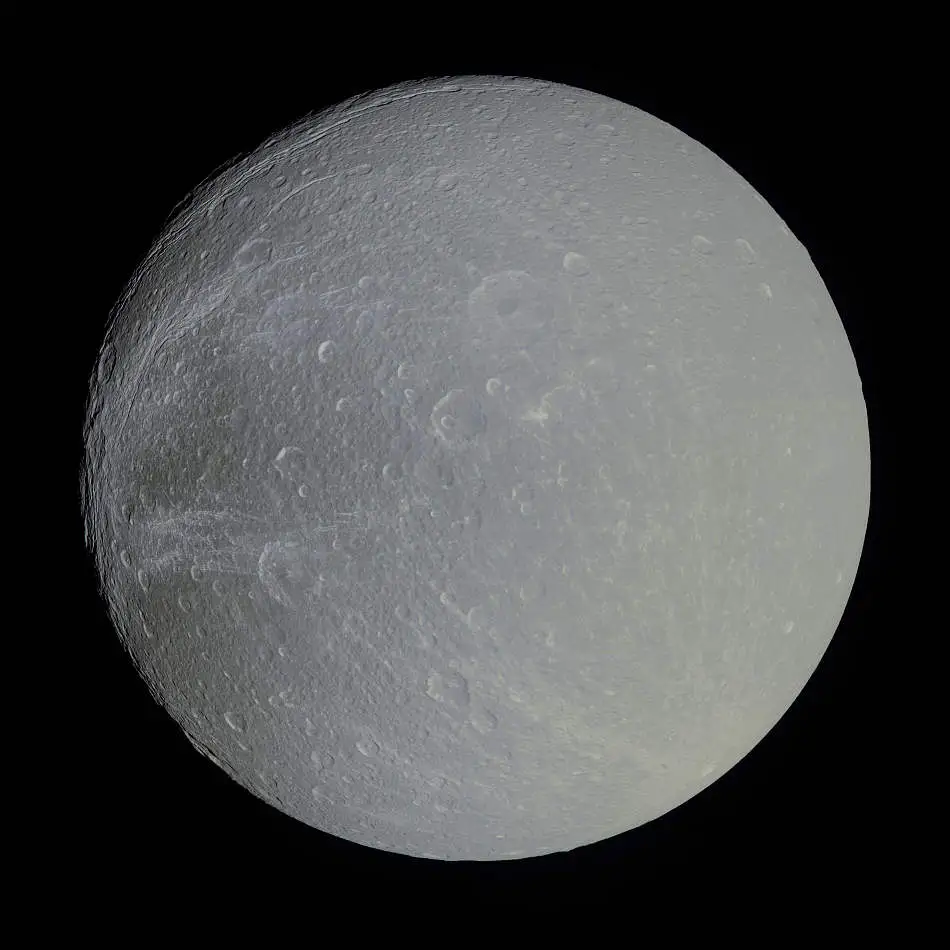 La Luna de Saturno Dione, en Ligero Color