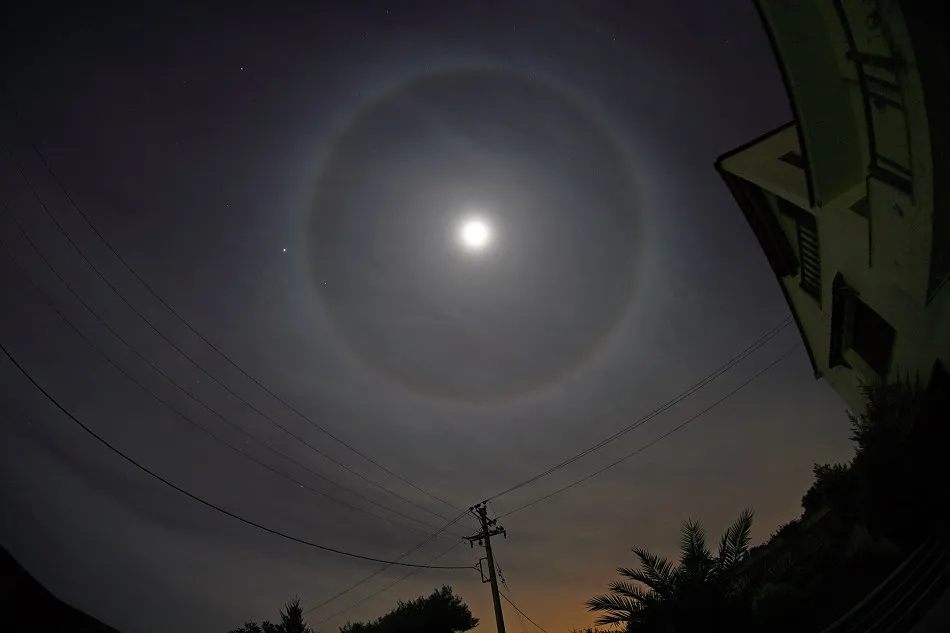 Un Halo alrededor de la Luna