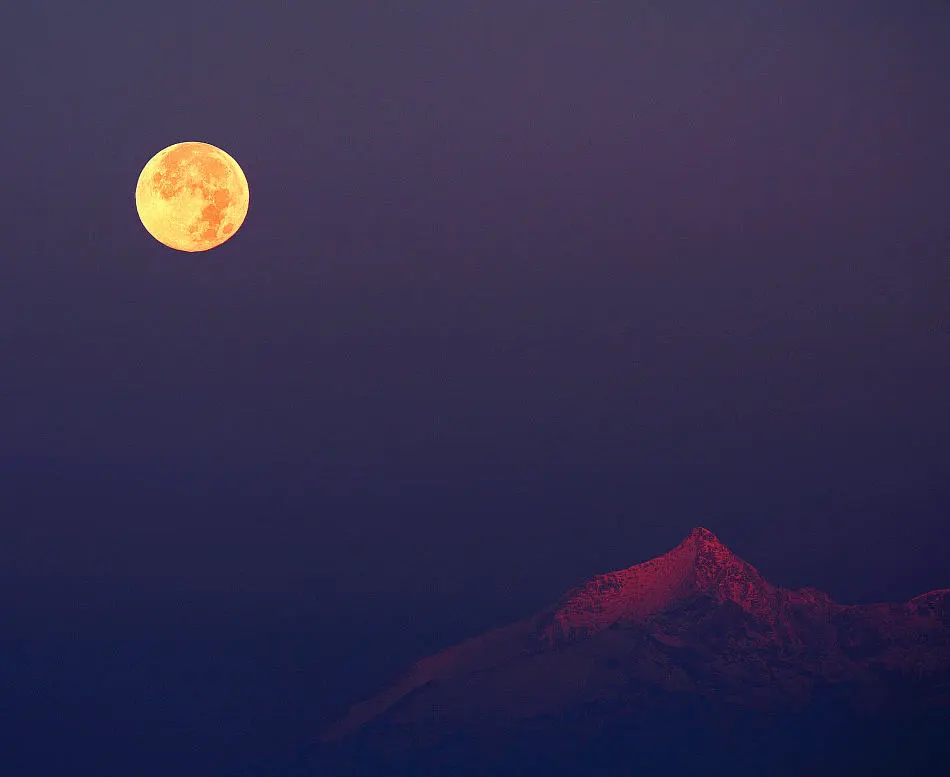 La Luna del Cazador sobre los Alpes