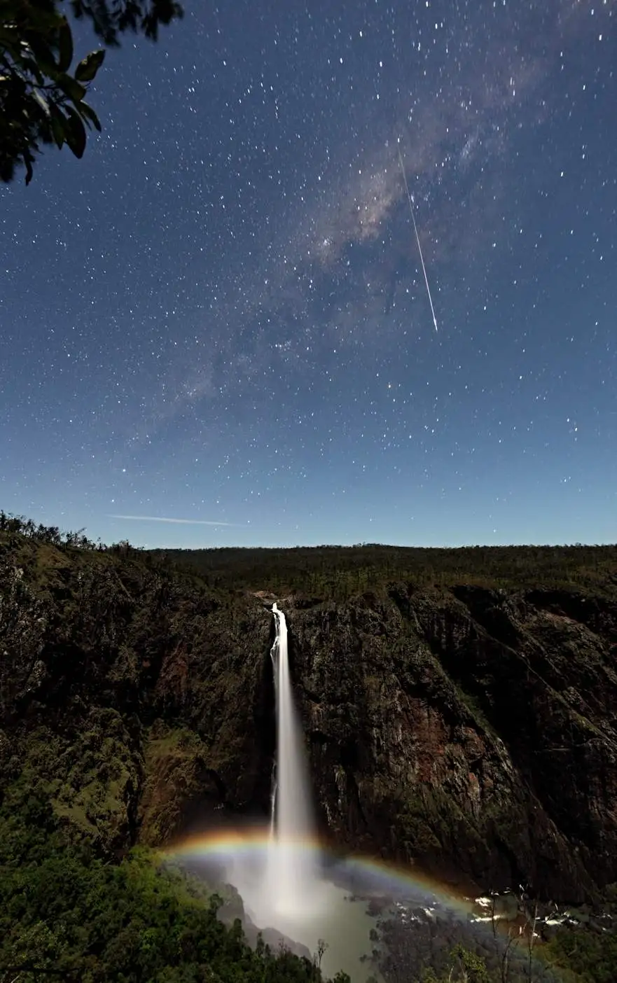 Un Meteoro y un Arcoíris Lunar sobre las Cataratas de Wallaman