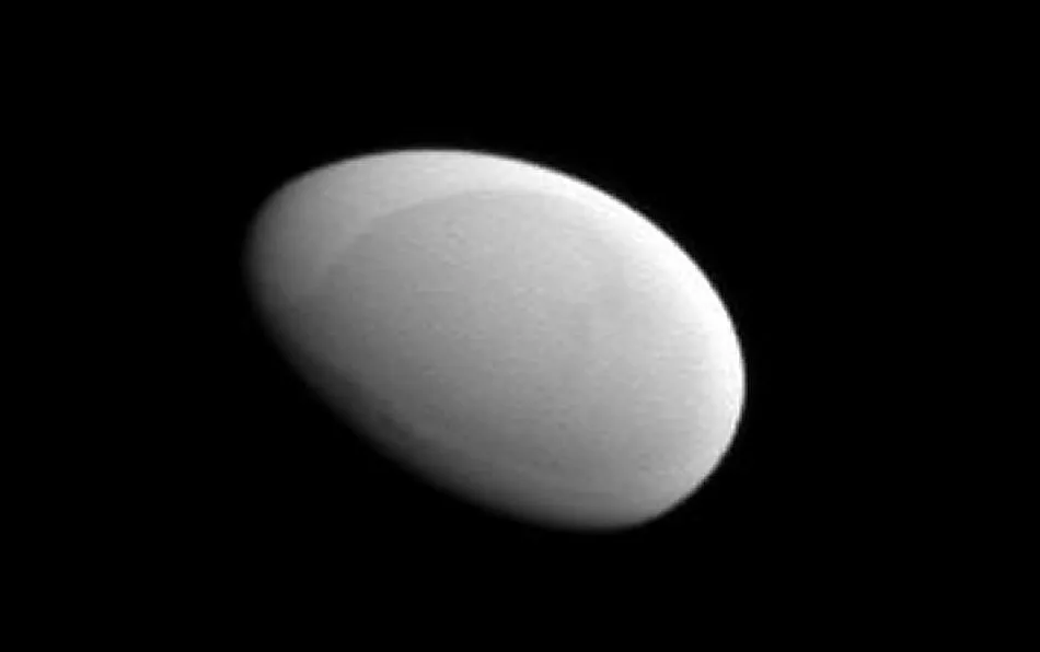 Metone, un Satélite Natural de Saturno con Aspecto de Huevo Liso