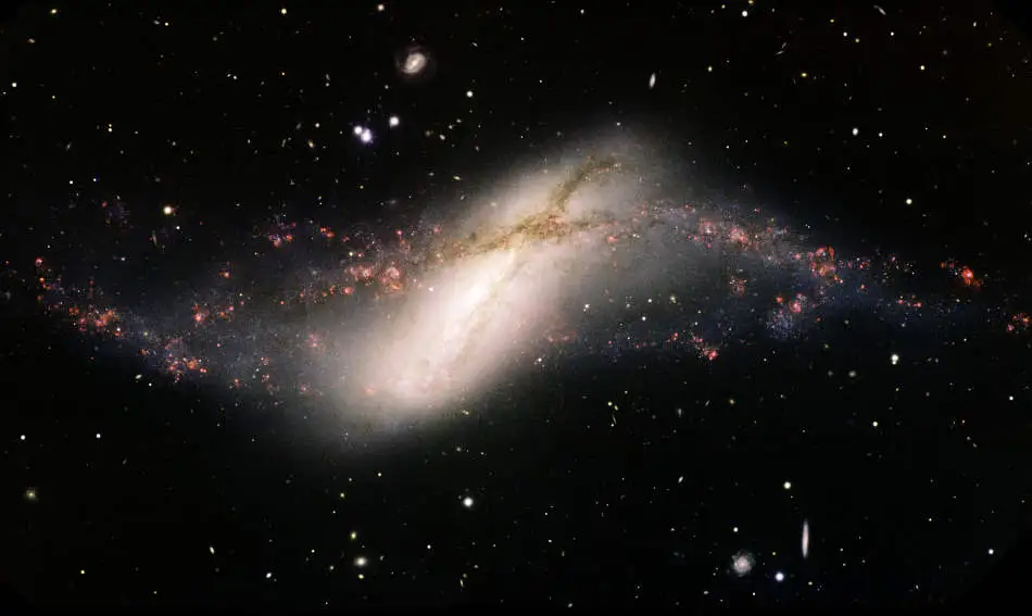 NGC 660, una Galaxia de Anillo Polar