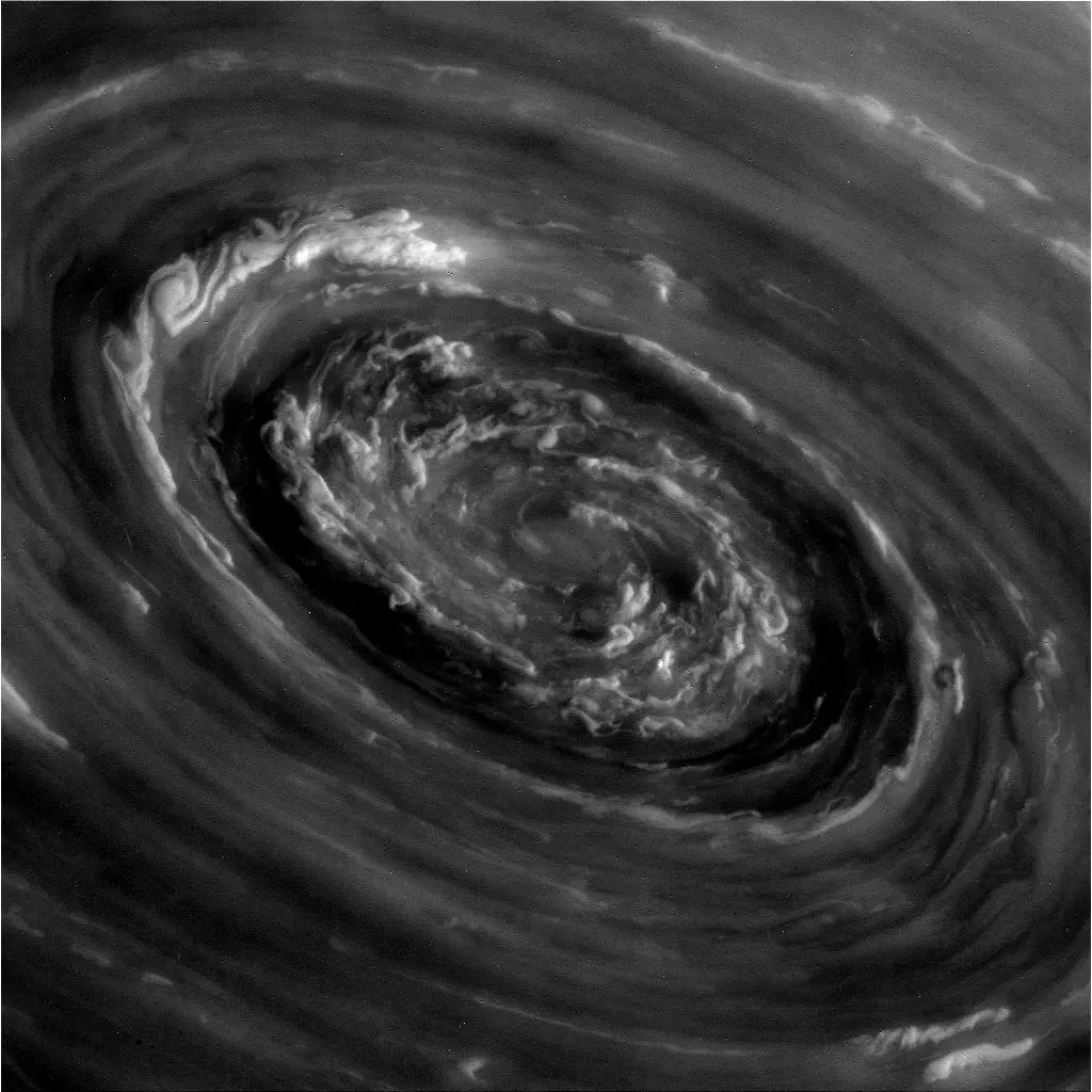 En el Centro del Vórtice en el Polo Norte de Saturno