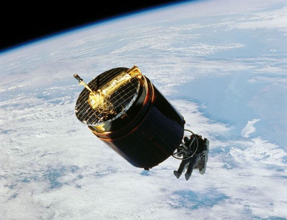 9 de diciembre de 2012: El Astronauta que Capturó un Satélite El Astronauta que Capturó un Satélite