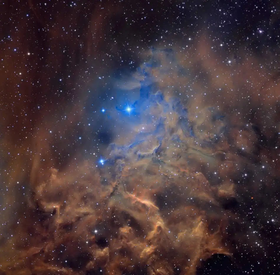 AE Aurigae y la Nebulosa de la Estrella Llameante