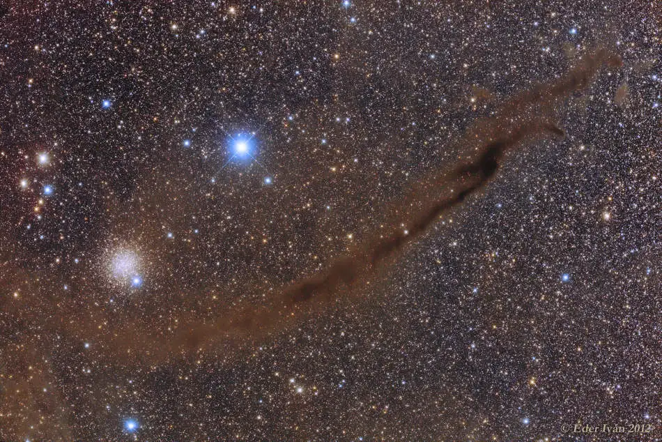 NGC 4372 y el Chisme Oscuro
