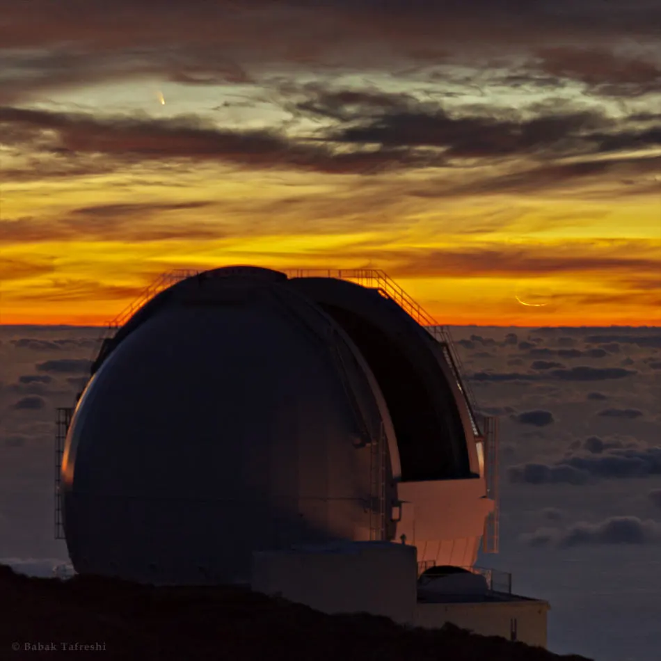 Las Nubes, el Cometa y una Luna Creciente