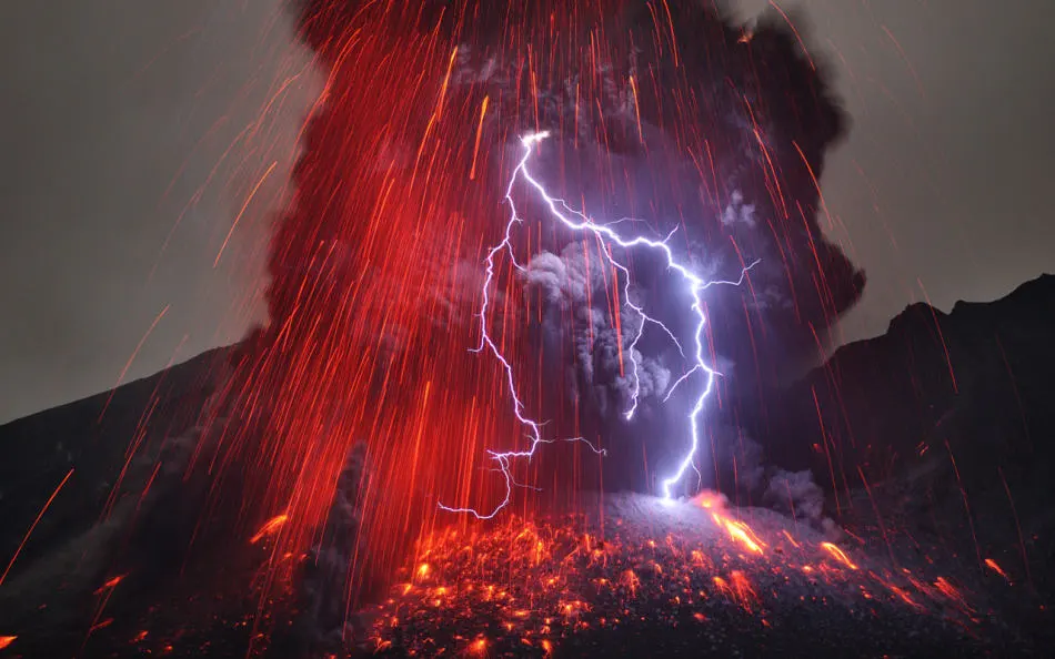 El Volcán Sakurajima con Rayos