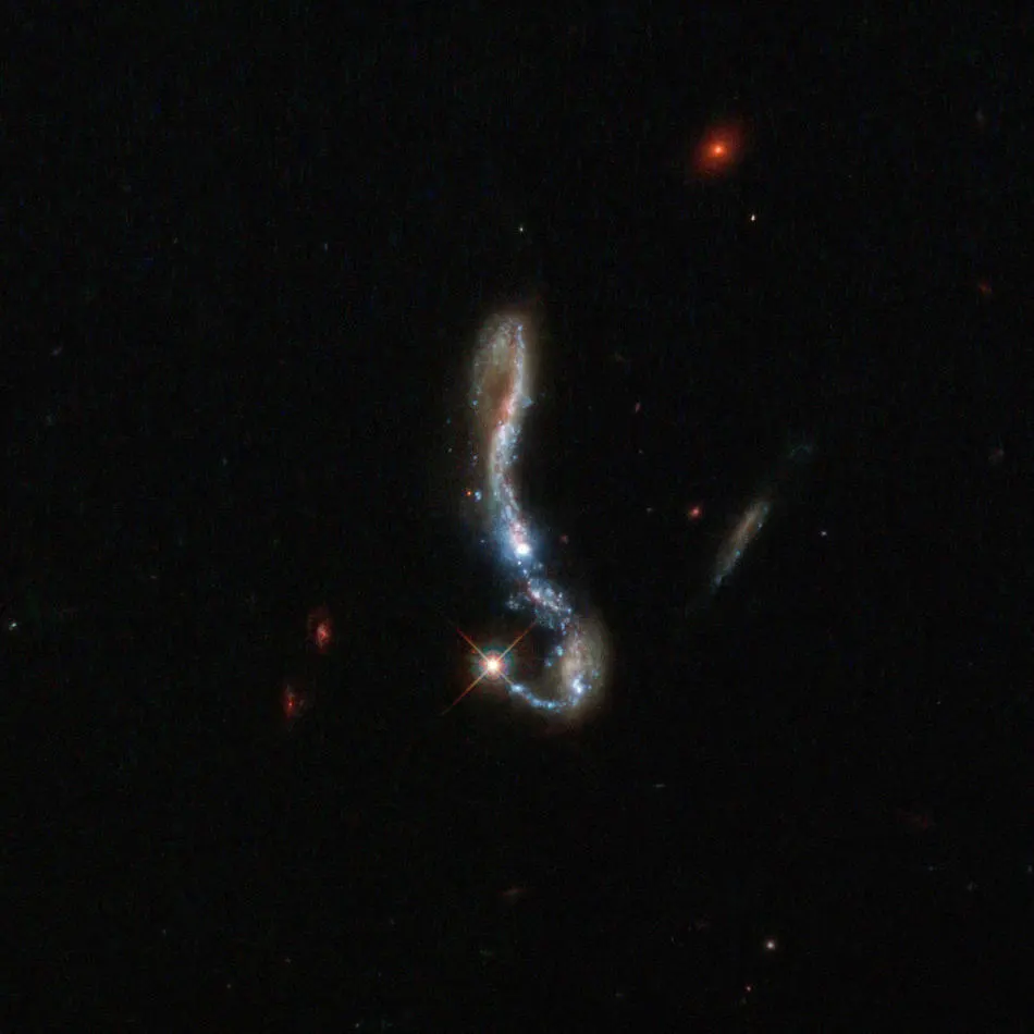 Luz y Polvo en una Cercana Galaxia con Brote Estelar