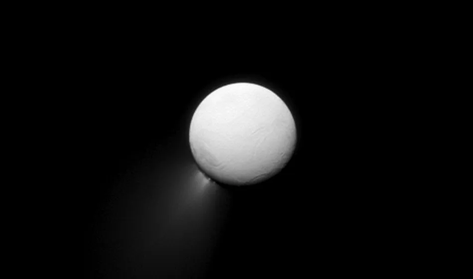 30 de abril de 2013: El Hermoso Plumaje de Encélado