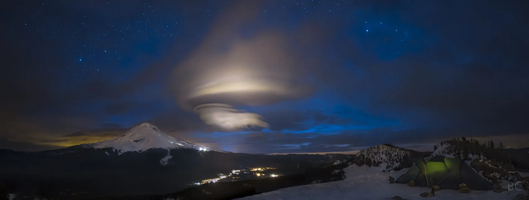 El Monte Hood y una Nube Lenticular El Monte Hood y una Nube Lenticular