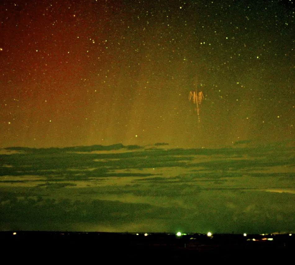 22 de mayo de 2013: Rayo de un Espectro Rojo con Aurora