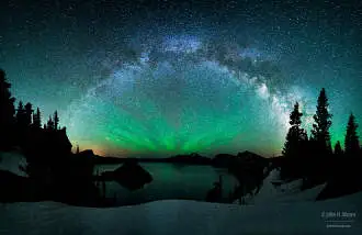 Vía Láctea sobre el Lago del Cráter con Luminiscencia Nocturna