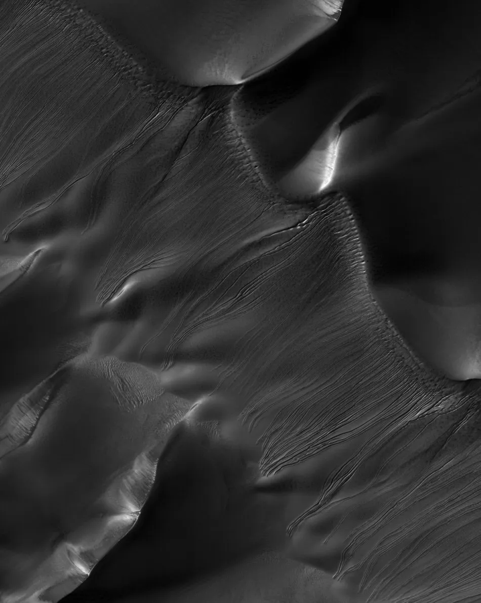 17 de junio de 2013: Rastros de Trineo de Hielo Seco en Marte